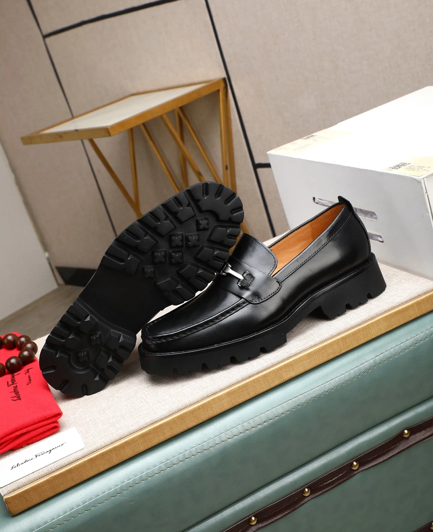 Men's shoes 💰500 📛📛(water-dyed cow lining) Salvatore Ferragamo high-end (Salvatore Ferragamo) is the top international luxury footwear brand. It comes from the fashion kingdom of Italy. It is famous all over the world for its traditional handmade design and novel styles...🚶🏻🚶🏻New suit shoes are available simultaneously at the counter. This model is purely handmade. The fabric is imported Italian calfskin➕soft water-dyed cowhide lining. Original authentic outsole🌀🌀Size: 38➖44.
